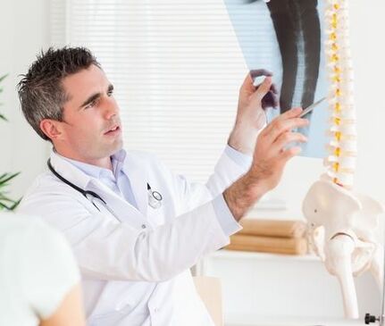 Anhand einer Röntgenuntersuchung kann der Arzt eine Osteochondrose diagnostizieren.